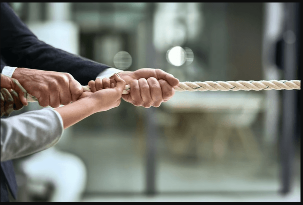 En el juego de tirar de la cuerda, el equipo ganador siempre&nbsp;retrocede